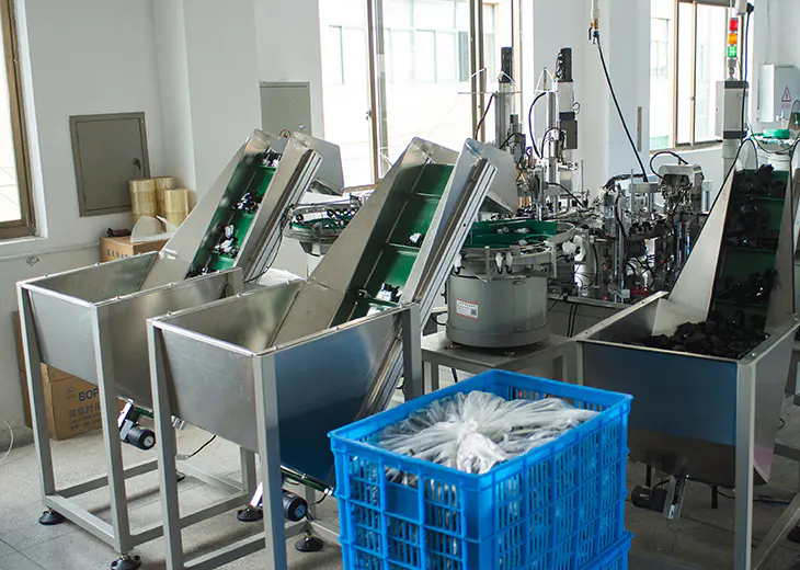 How does the Cap Assembly Machine handle issues such as jams, misaligned caps, or inconsistent sealing?